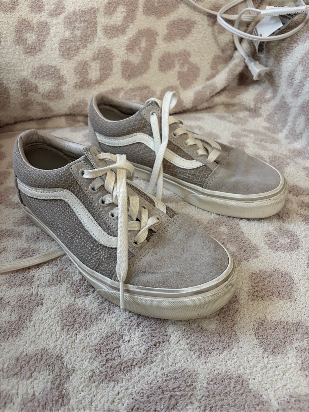 Vans Low-Top Sneakers in Taupe and White
